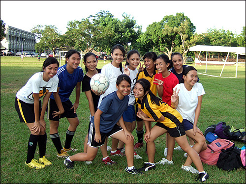 축구 연습을 하고 있던 South Hill School Inc. 여학생들. 